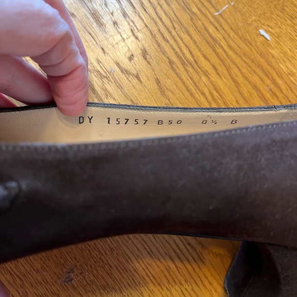 Salvatore Ferragamo 8.5 Brown Suede Embroidered Vintage Pumps - Picture 6 of 7